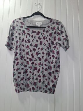 Elle Gray Short Sleeve Knit Top with Burgundy Floral Motif